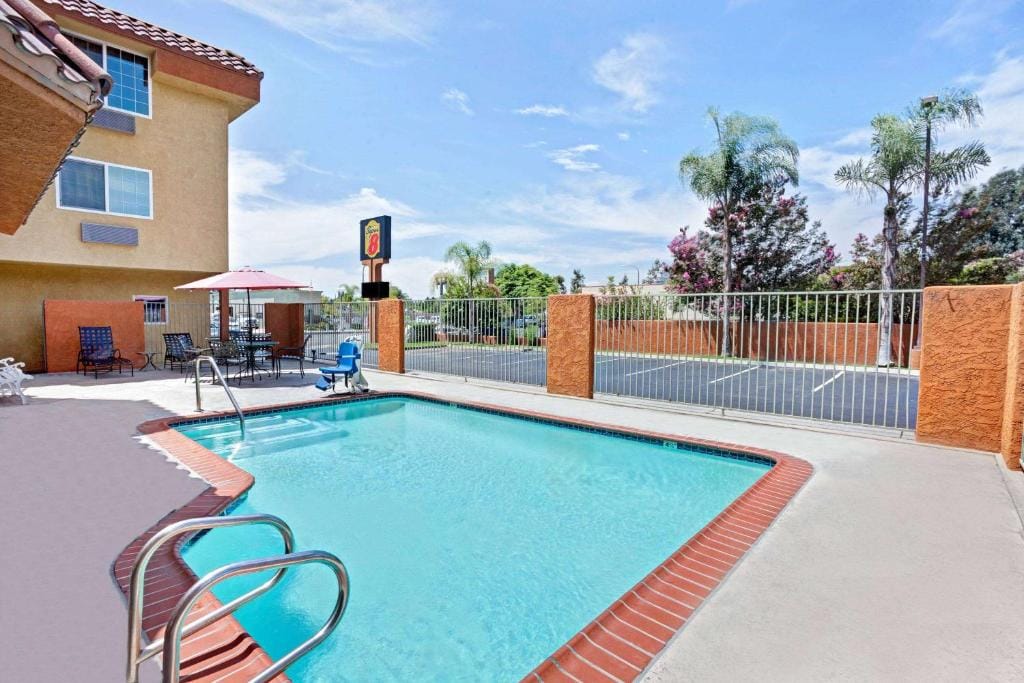 Super 8 by Wyndham Cypress Buena Park Area — 4
