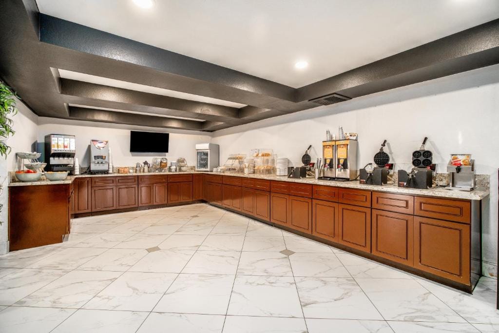The Buena Park Hotel & Suites — 4