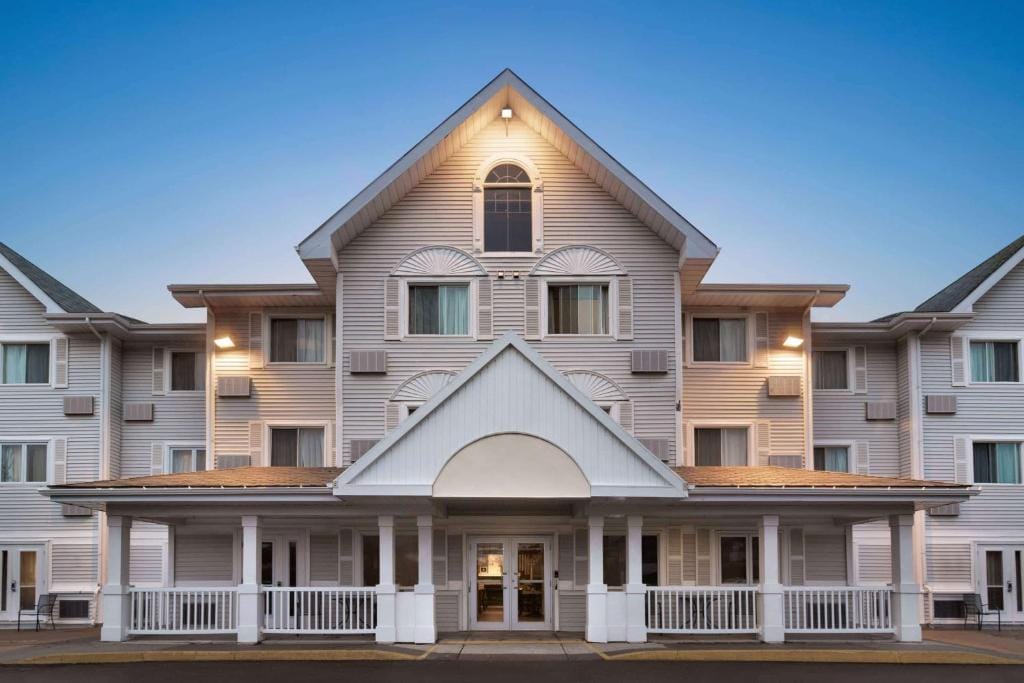 Travelodge Suites by Wyndham Moncton — 1