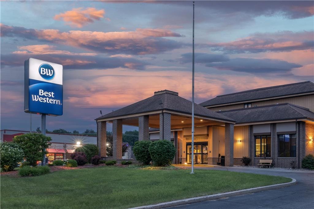 Best Western Ambassador Inn & Suites — 3
