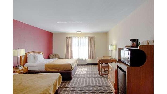 Econo Lodge Inn & Suites Wisconsin Dells — 2
