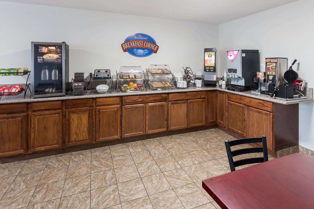Econo Lodge Inn & Suites Wisconsin Dells — 3