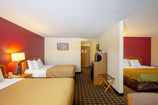 Econo Lodge Inn & Suites Wisconsin Dells — 4
