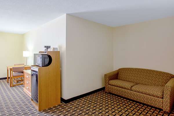 Econo Lodge Inn & Suites Wisconsin Dells — 5
