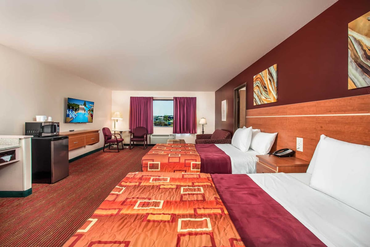 Grand Marquis Waterpark Hotel & Suites — 4