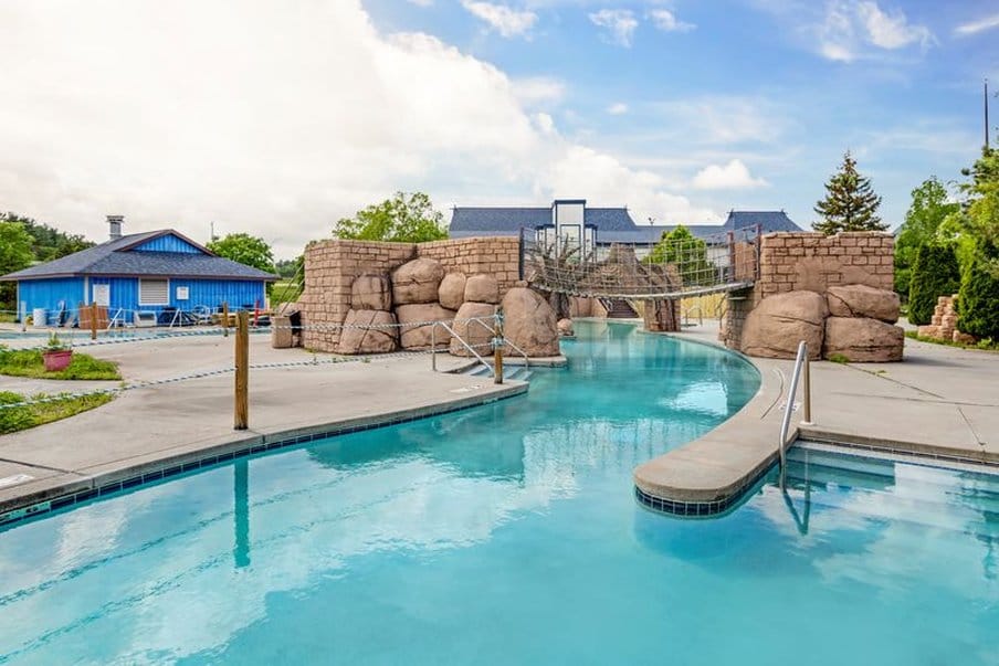 Polynesian Hotel & Suites Wisconsin Dells — 1