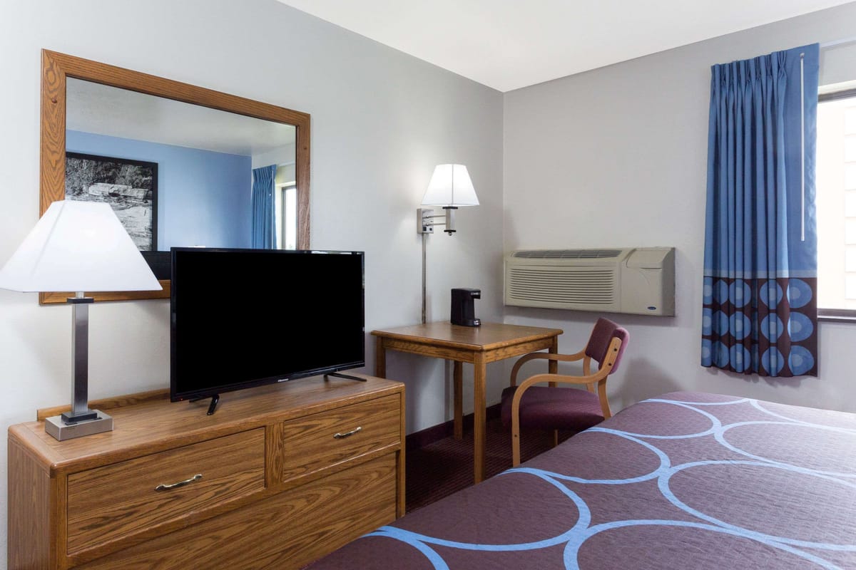 Super 8 by Wyndham Wisconsin Dells — 2