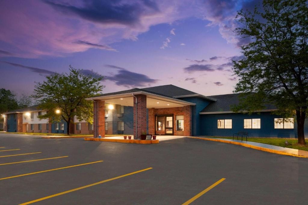 AmericInn by Wyndham Reedsburg — 1