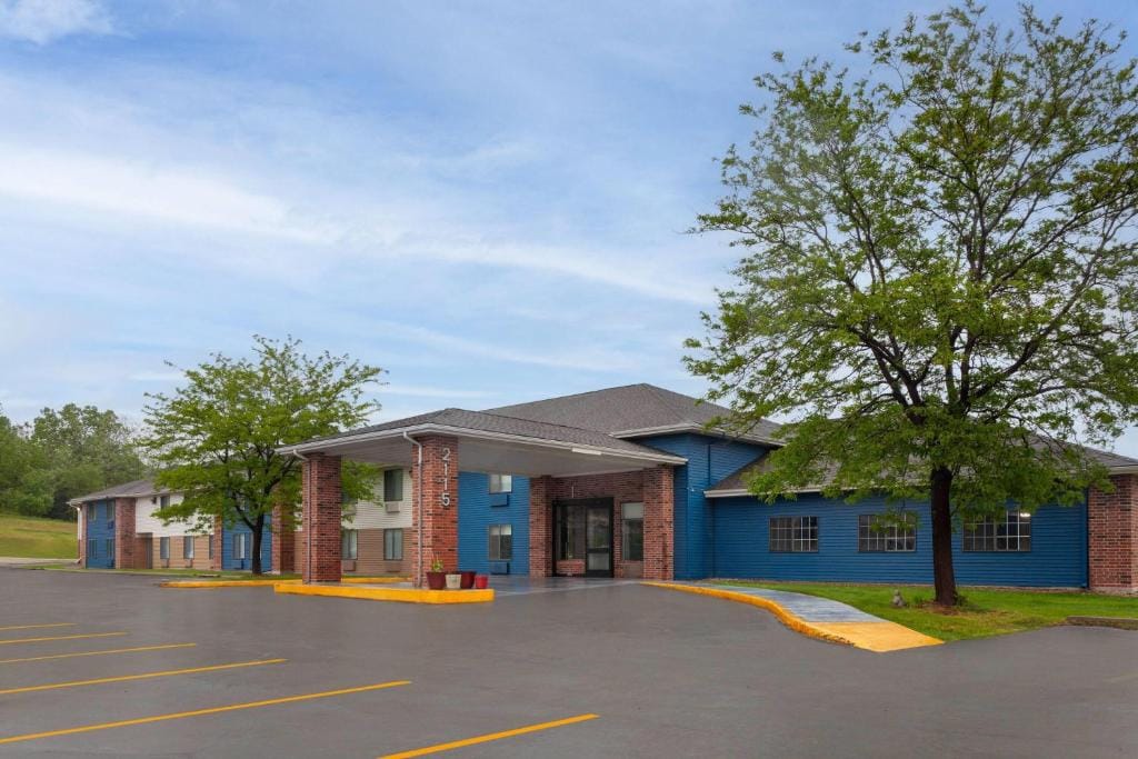AmericInn by Wyndham Reedsburg — 5