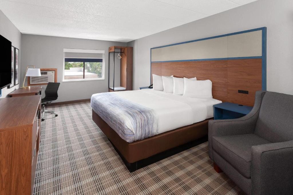 AmericInn & Suites by Wyndham Baraboo Event Center — 2