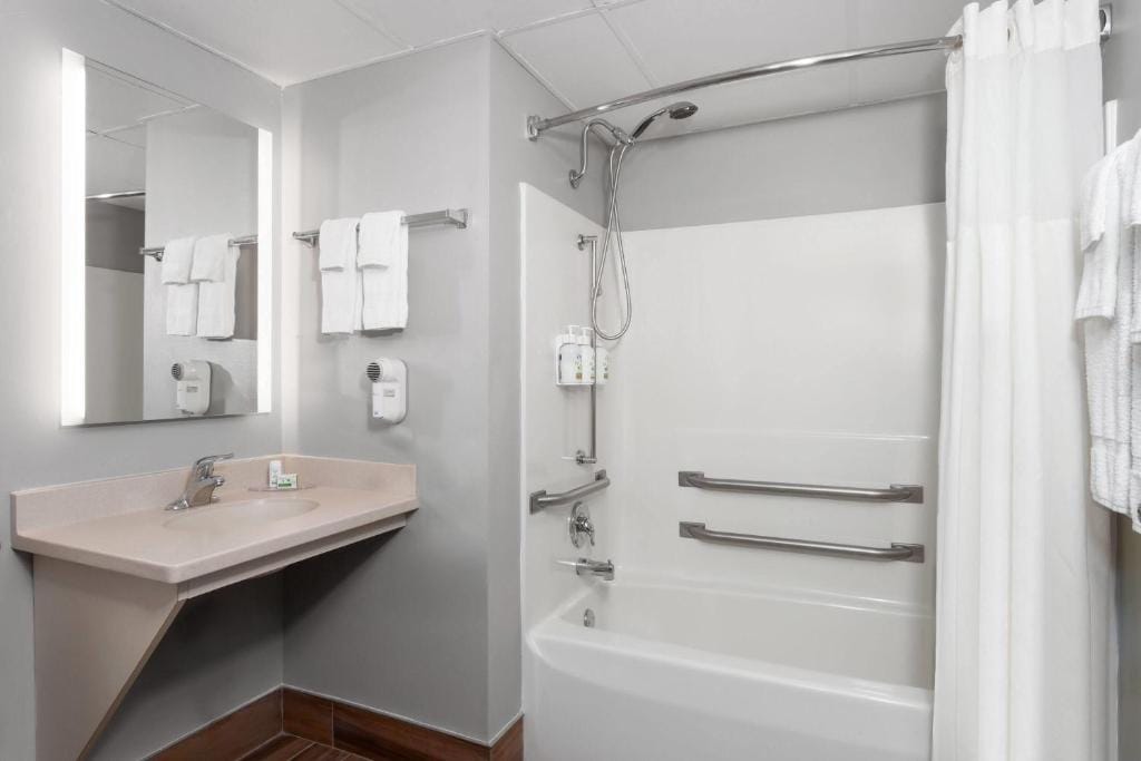 AmericInn & Suites by Wyndham Baraboo Event Center — 3