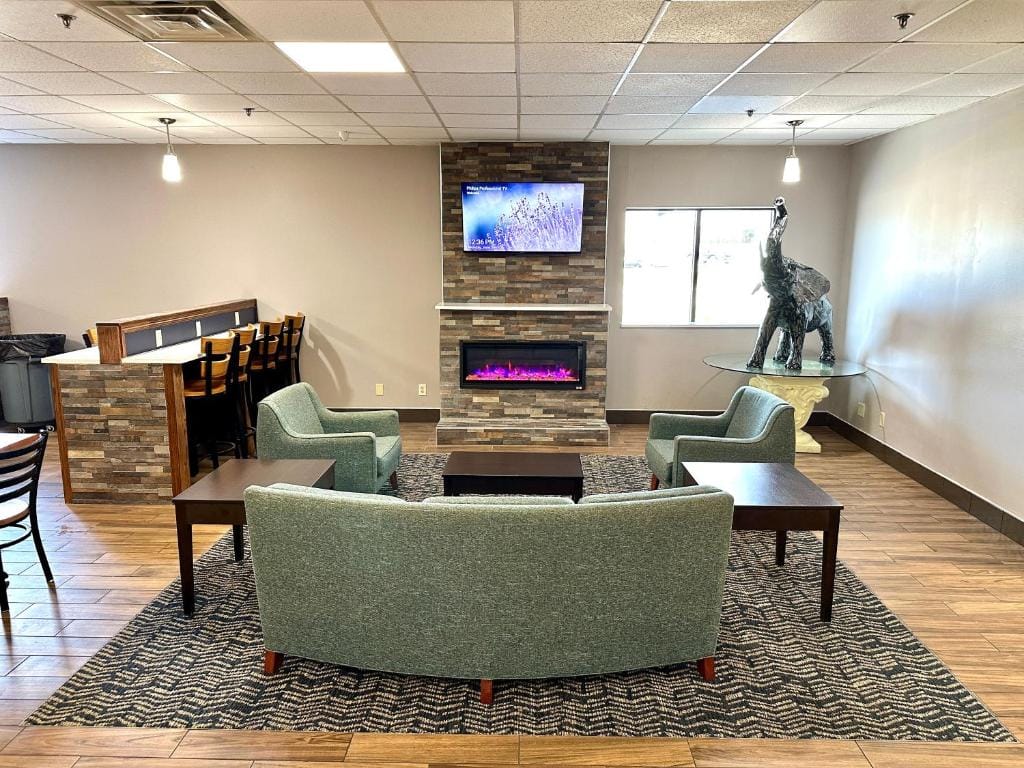 AmericInn & Suites by Wyndham Baraboo Event Center — 5