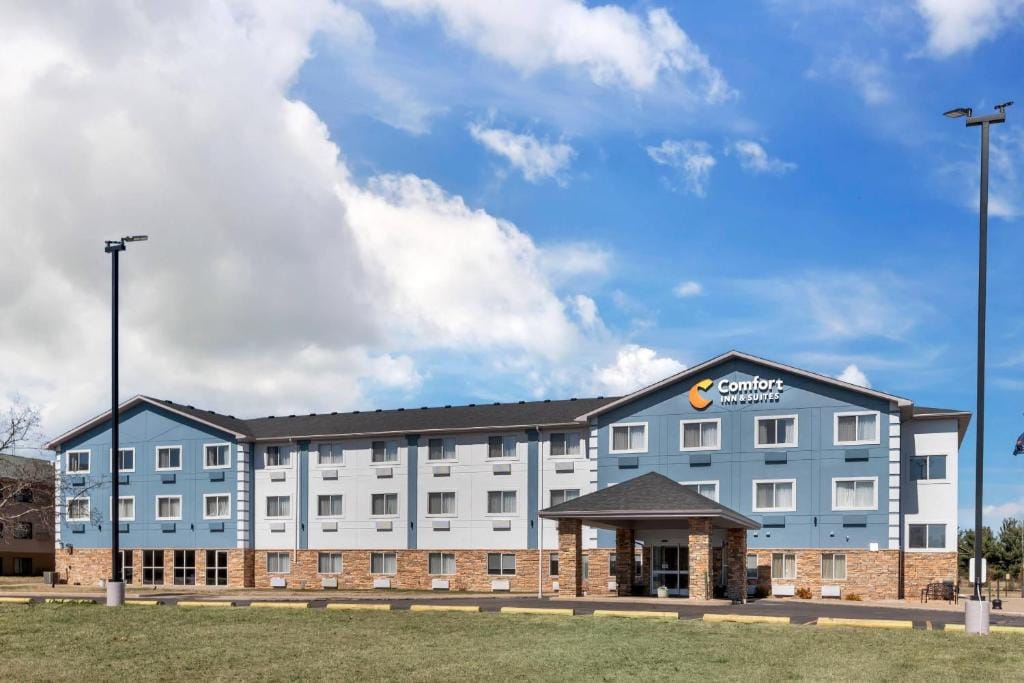 Comfort Inn & Suites Wisconsin Dells — 1
