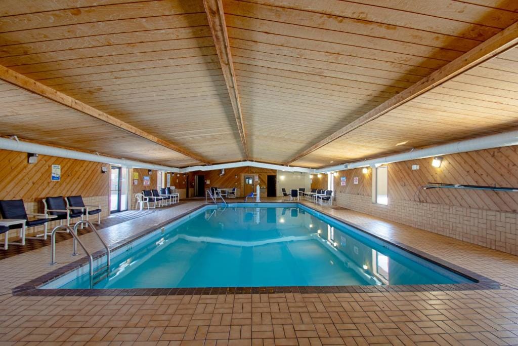 Econo Lodge Inn & Suites Wisconsin Dells — 2