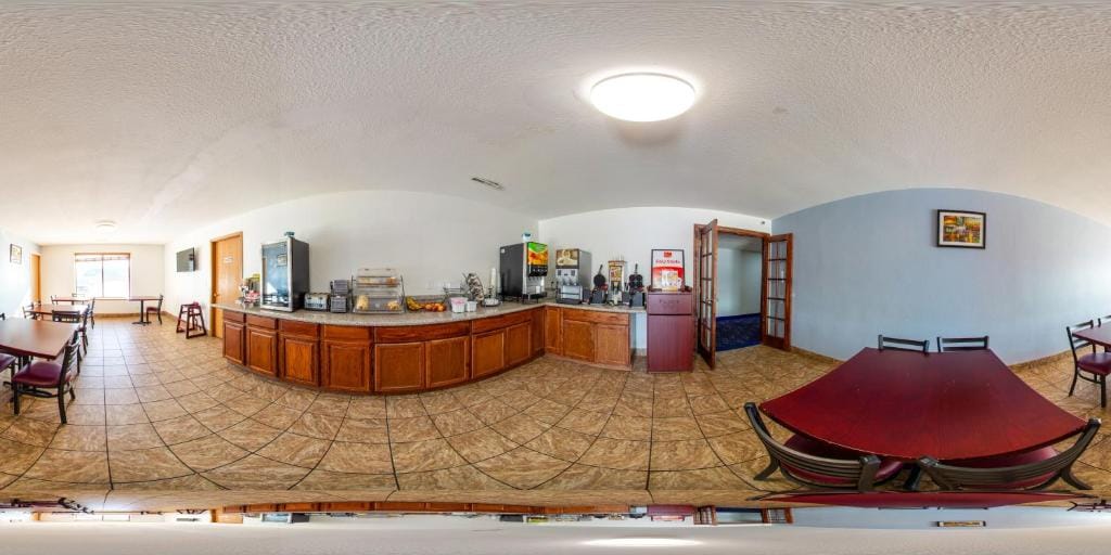 Econo Lodge Inn & Suites Wisconsin Dells — 3