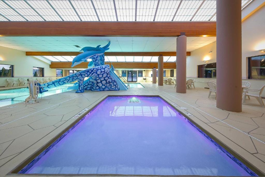 Grand Marquis Waterpark Hotel & Suites — 4