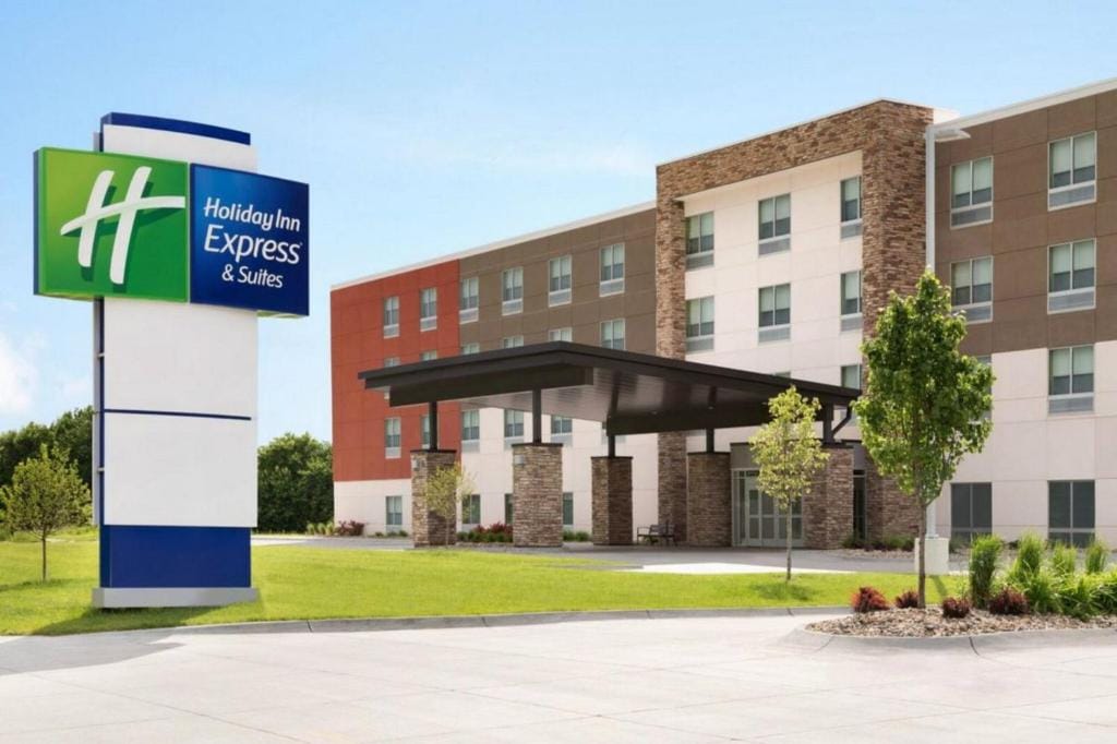 Holiday Inn Express & Suites Reedsburg - Dells Area by IHG — 1