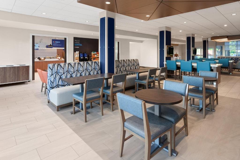 Holiday Inn Express & Suites Reedsburg - Dells Area by IHG — 4