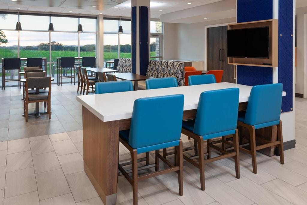 Holiday Inn Express & Suites Reedsburg - Dells Area by IHG — 5