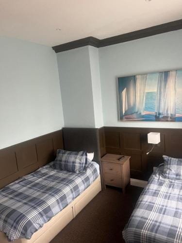 Crockets Hotel — 4