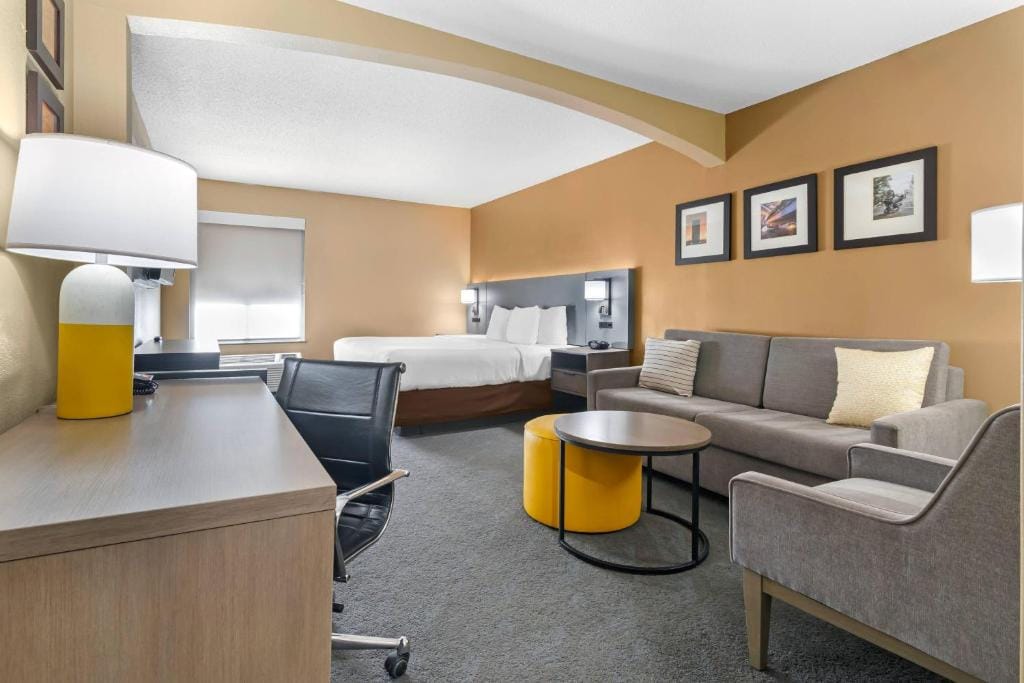 Comfort Inn & Suites Kansas City - Northeast — 1