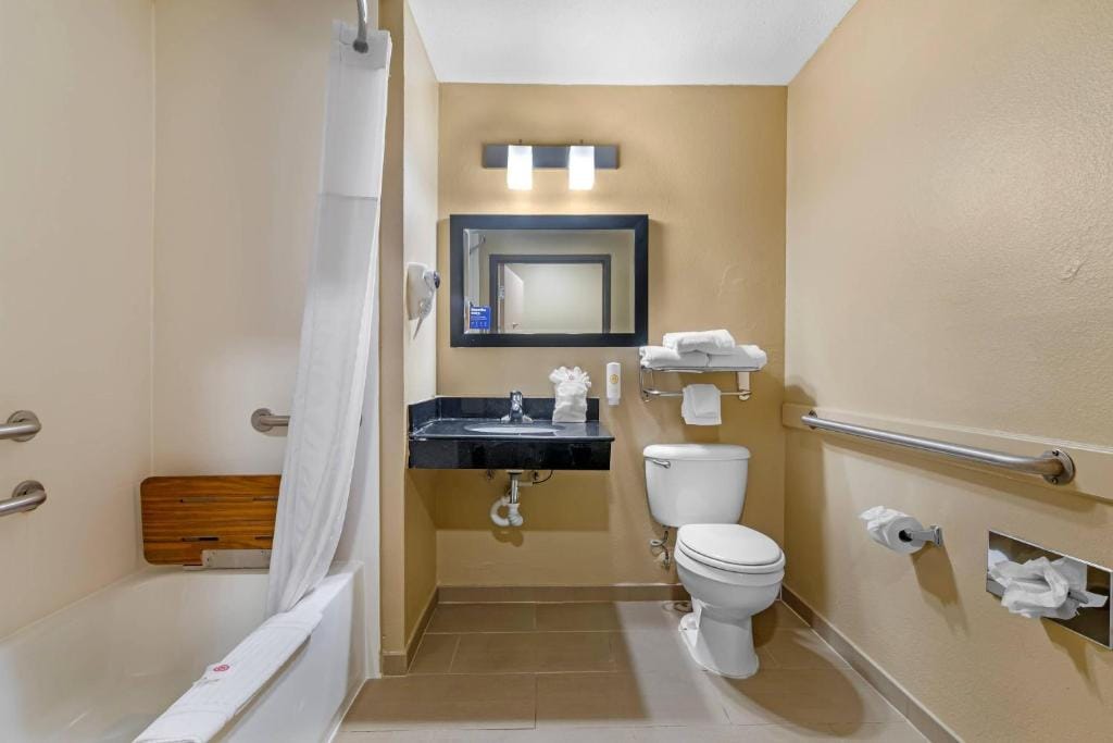 Comfort Inn & Suites Kansas City - Northeast — 2