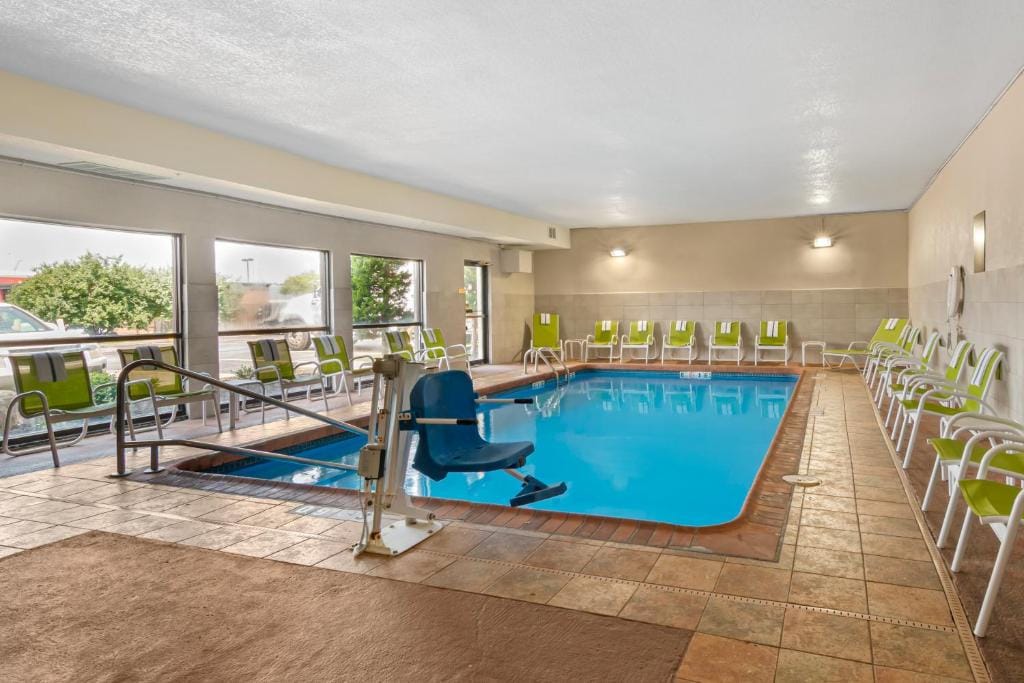 Comfort Inn & Suites Kansas City - Northeast — 3