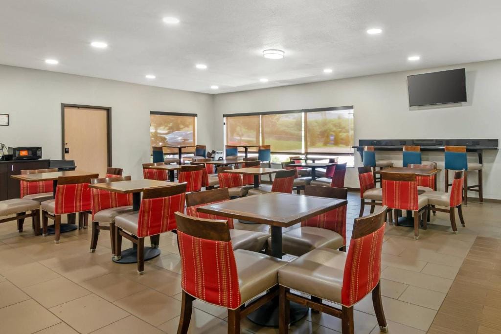 Comfort Inn & Suites Kansas City - Northeast — 4