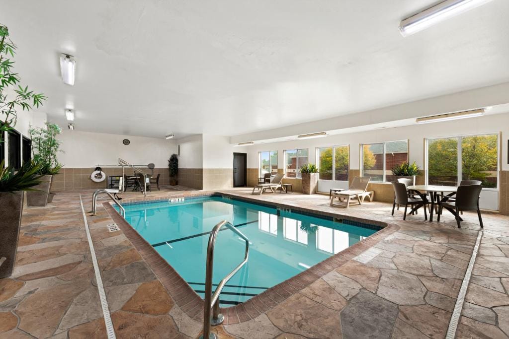 Comfort Suites Kansas City-Liberty — 4