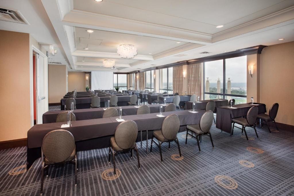 Crowne Plaza Kansas City Downtown by IHG — 4