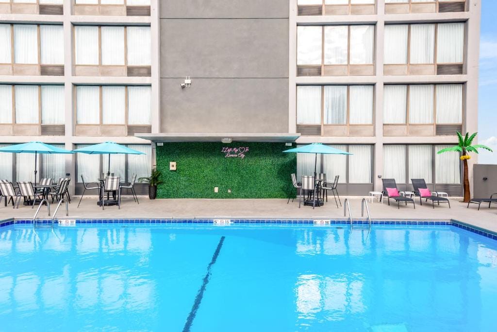 Crowne Plaza Kansas City Downtown by IHG — 5