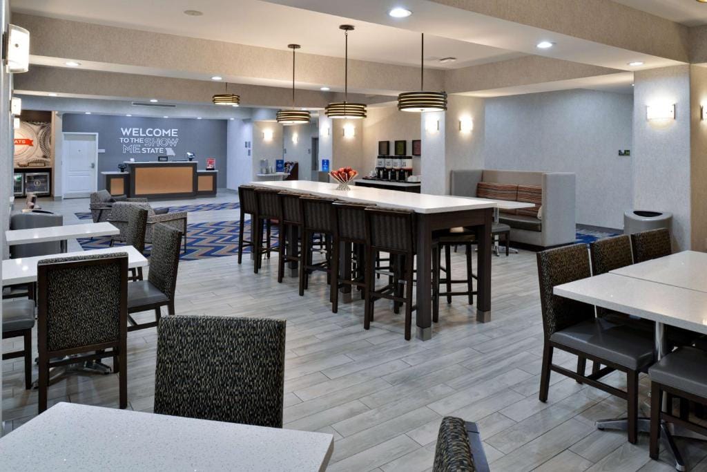 Hampton Inn Kansas City Northeast — 3