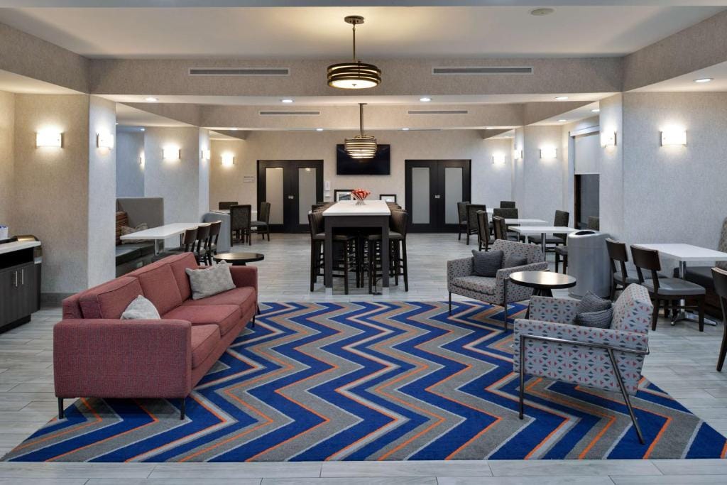 Hampton Inn Kansas City Northeast — 4