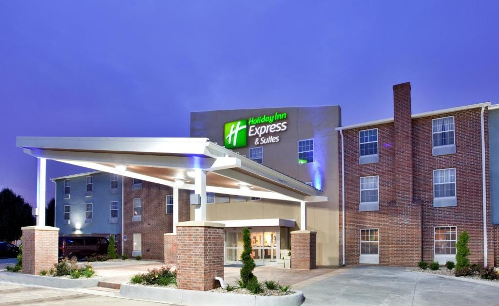 Holiday Inn Express Hotel & Suites North Kansas City by IHG — 1