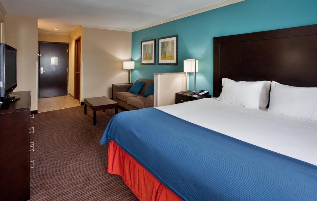 Holiday Inn Express Hotel & Suites North Kansas City by IHG — 2