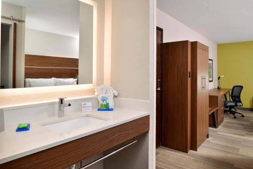 Holiday Inn Express Hotel & Suites North Kansas City by IHG — 3