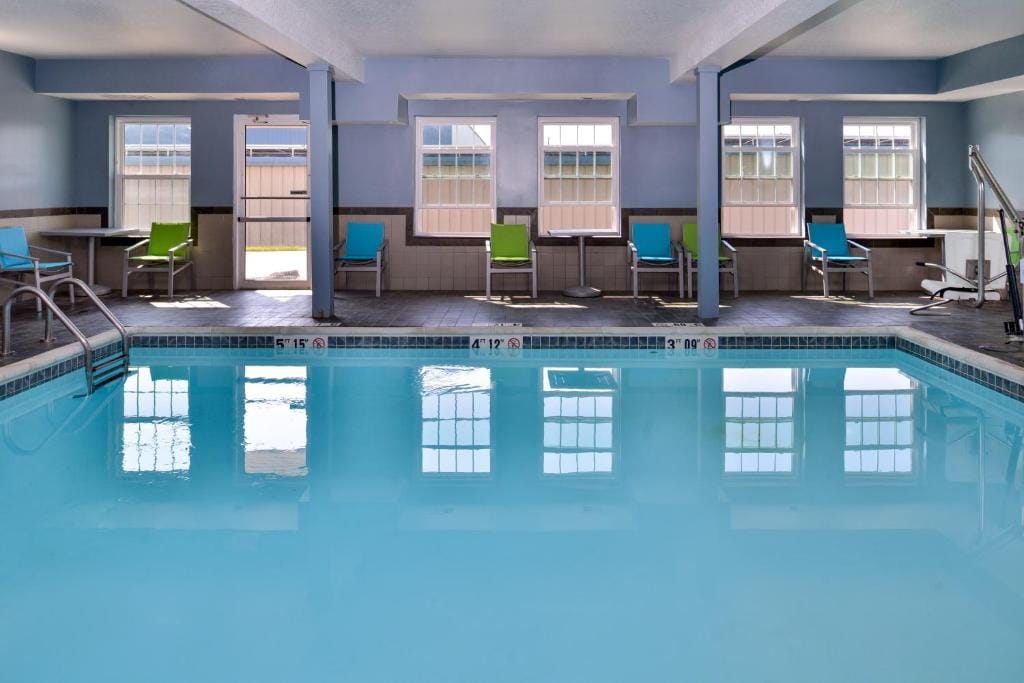 Holiday Inn Express Hotel & Suites North Kansas City by IHG — 4