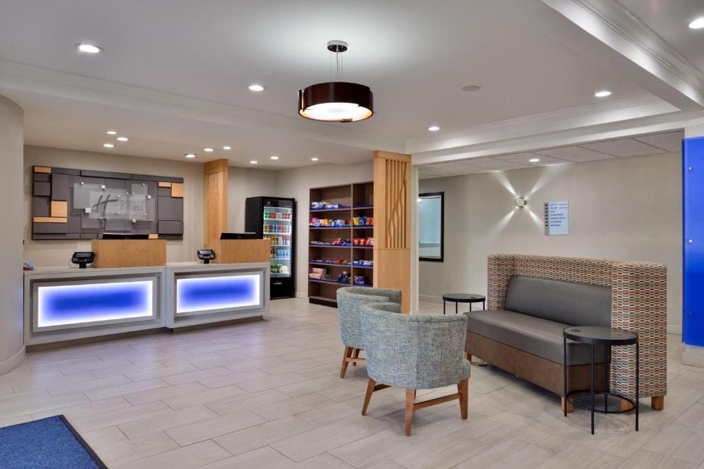 Holiday Inn Express Hotel & Suites North Kansas City by IHG — 5