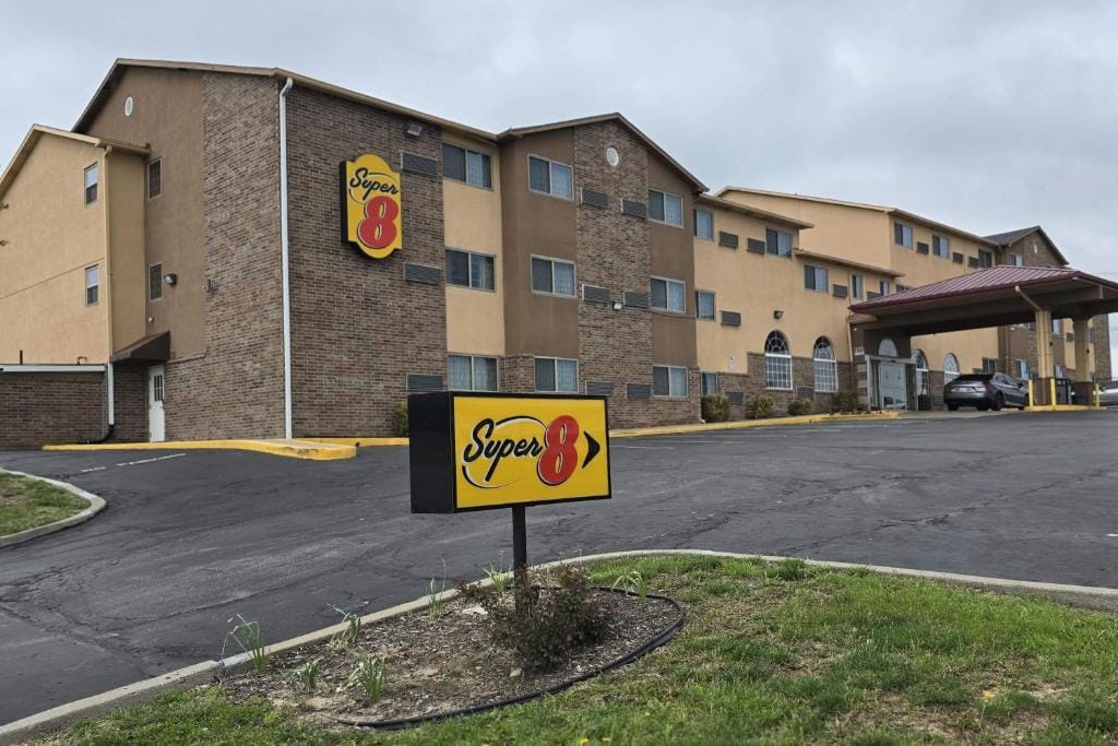 Super 8 by Wyndham Kansas City