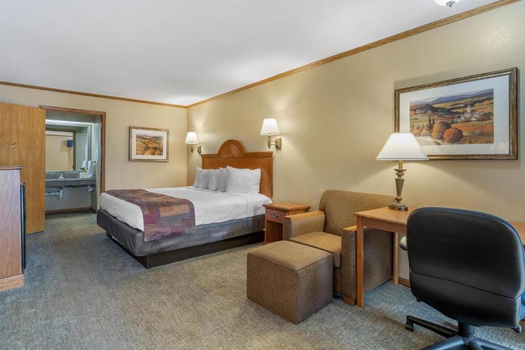 SureStay by Best Western Kansas City Country Inn North — 2