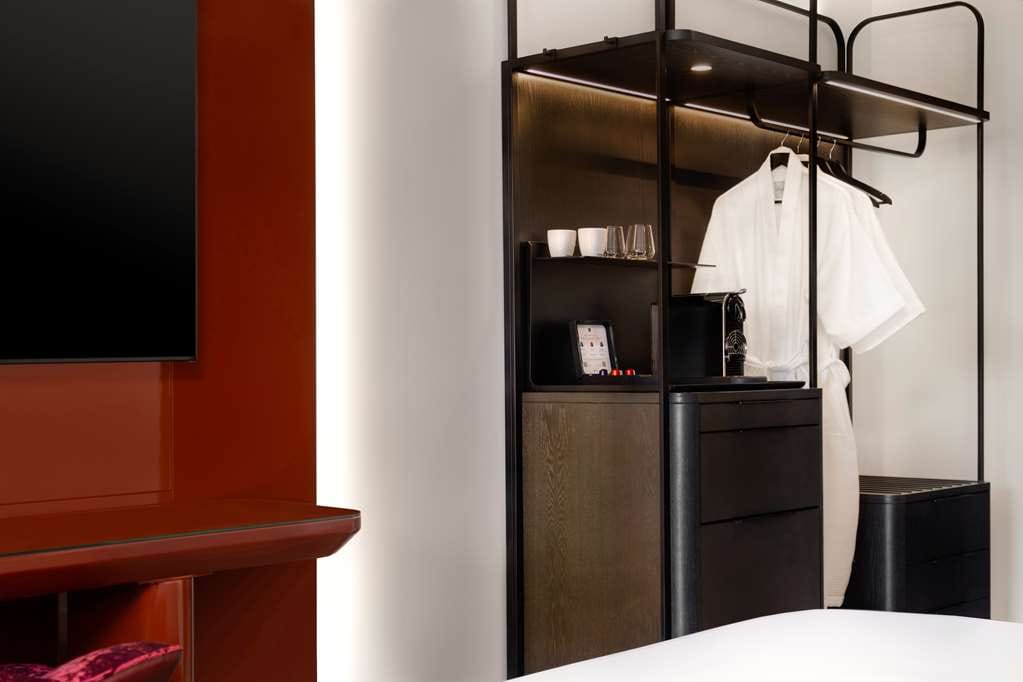 Revery Toronto Downtown, Curio Collection by Hilton — 2