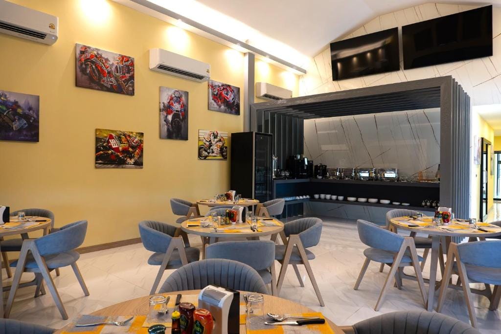 BOX BOX Hotel and Sports Restaurant — 3