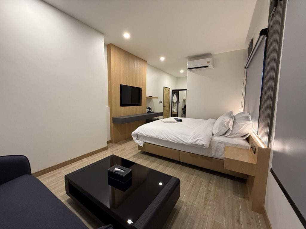BOX BOX Hotel and Sports Restaurant — 4