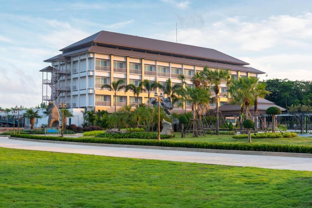 Swan Lake Hotel Sattahip — 1