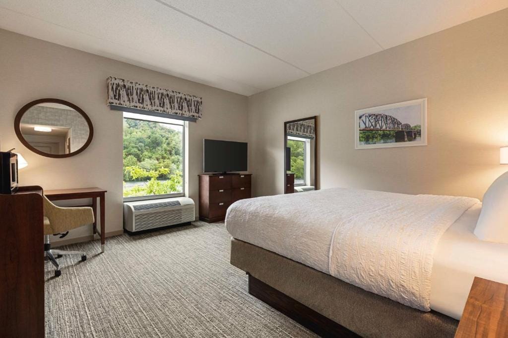 Hampton Inn & Suites Pittsburgh Waterfront West Homestead — 2