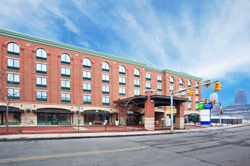 Holiday Inn Express Hotel & Suites Pittsburgh-South Side by IHG — 1