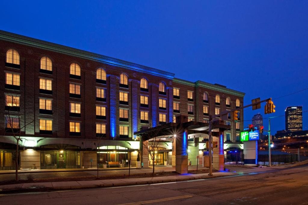 Holiday Inn Express Hotel & Suites Pittsburgh-South Side by IHG — 4