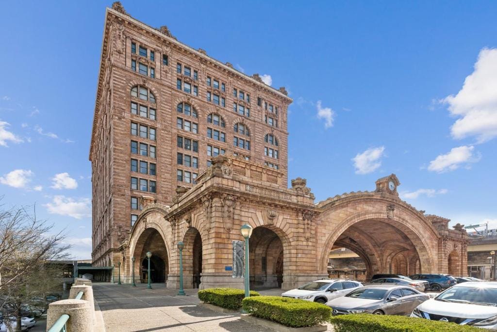 Placemakr Downtown Pittsburgh at The Pennsylvanian — 1