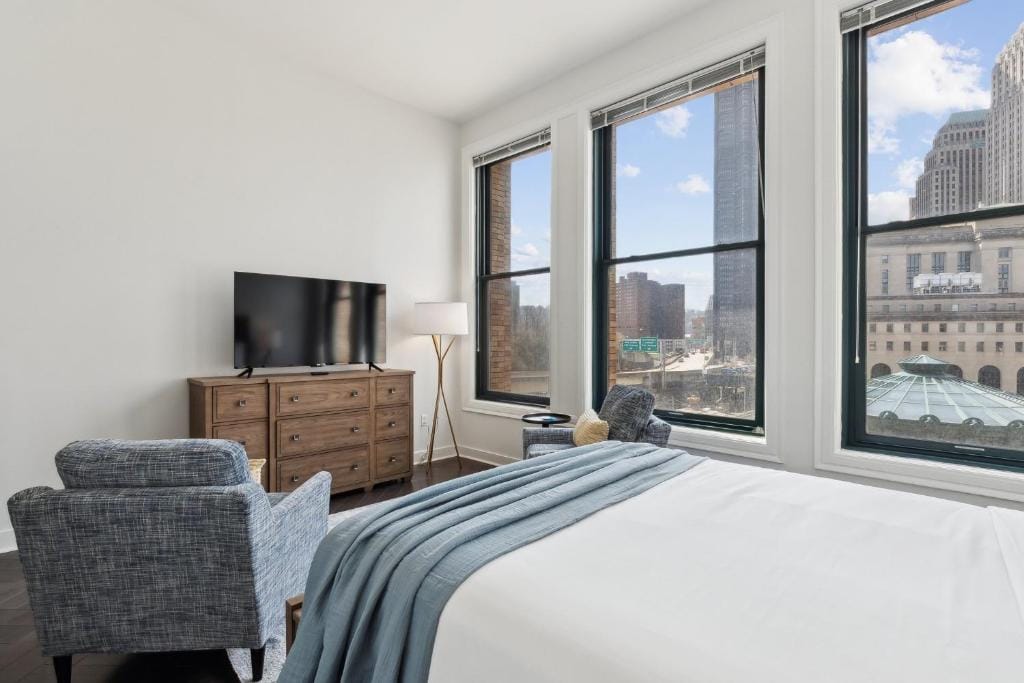 Placemakr Downtown Pittsburgh at The Pennsylvanian — 3