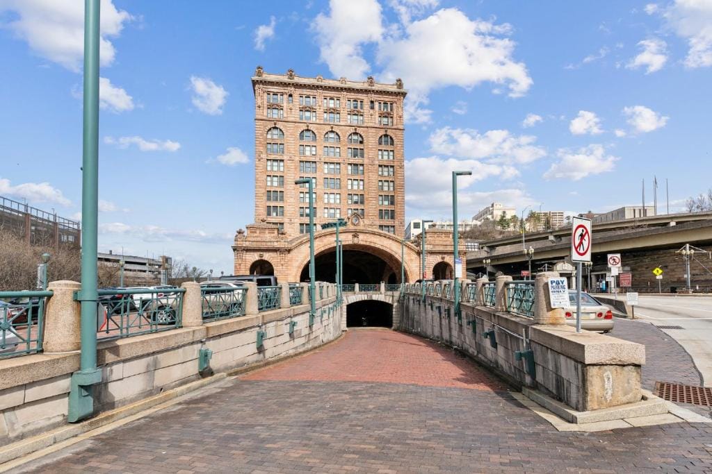 Placemakr Downtown Pittsburgh at The Pennsylvanian — 4